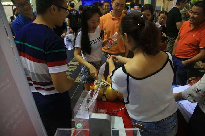 業主在松下電器前敲金蛋贏好禮