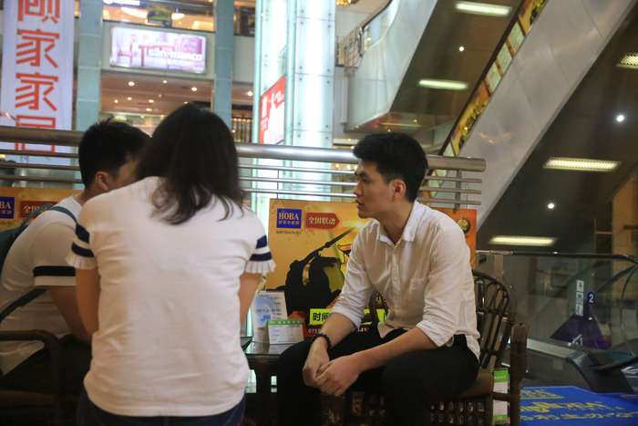 莫川簽約業主在設計師的指導下選購主材